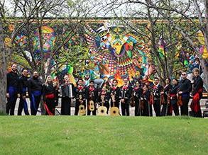 Group photo of Mariachi los Correcaminos de 密歇根州立大学丹佛 in front of colorful mural